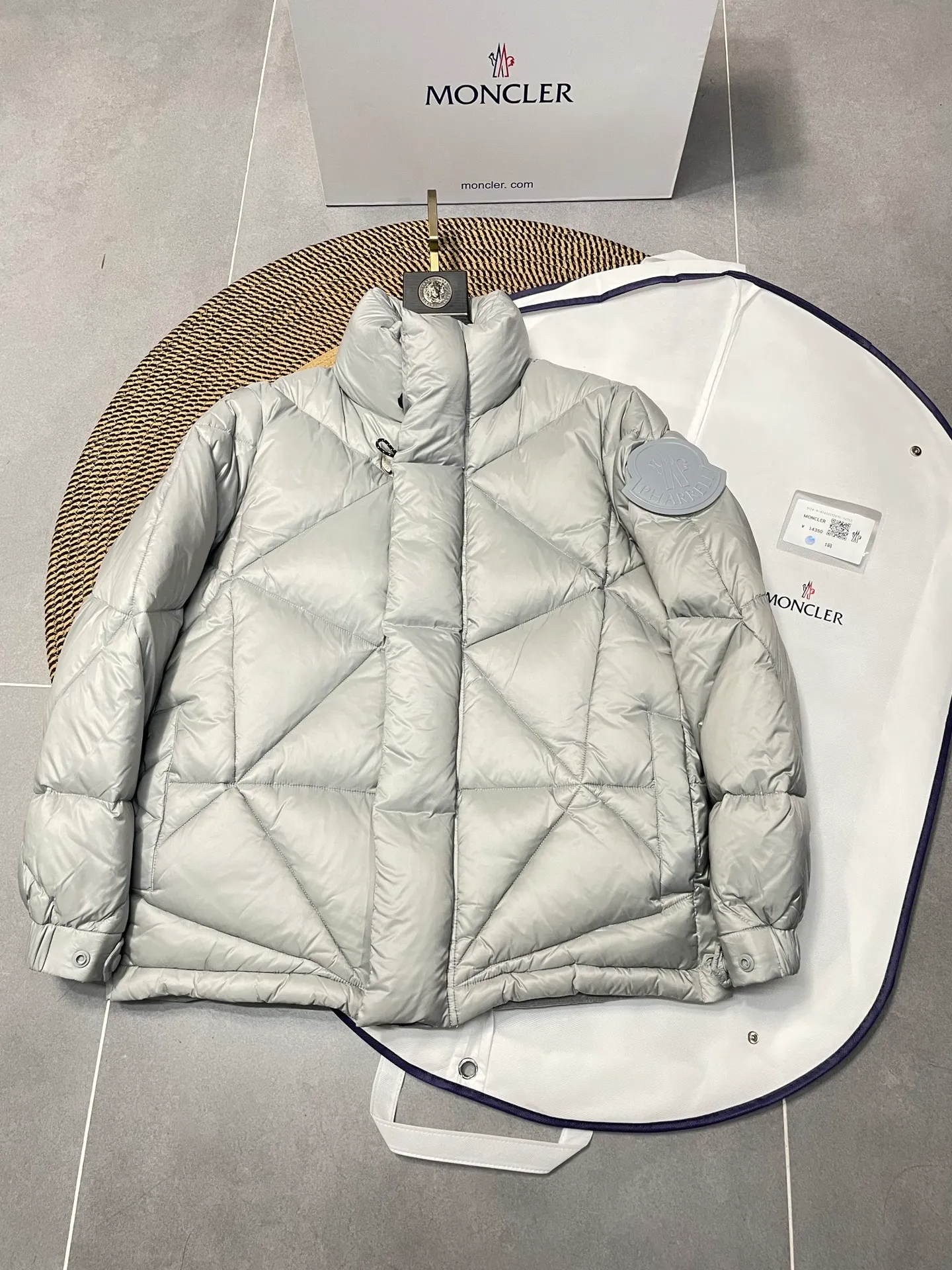 Moncler Pharrell Williams Series。 90 Moncler Genius ， Oak ， ， ， 。 ， 。 LOGO ， 。 Versatile ， ， 。 Size：1-5